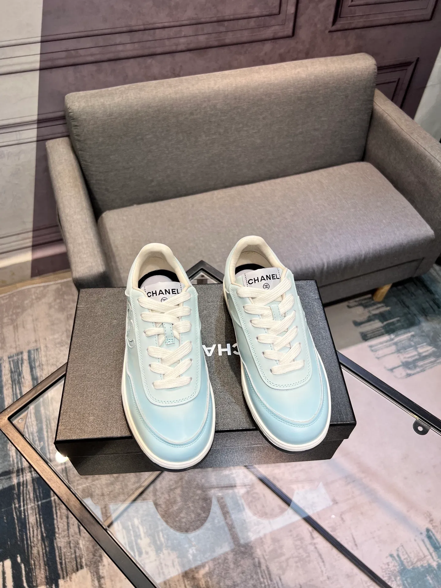 Men's men's shoes 💰660 Exclusive real shot (top version) CHANEL Chanel 2025ss color matching thick-soled casual sports shoes and sneakers. The counter is synchronized. The counter is very popular. A shoe that is very difficult to buy. The most popular thick-soled panda shoes on the Internet. It can be imagined that Xiaoxiang control can't miss it. It has both good looks and comfort. Simple and versatile white shoes. The thick sole increases the height and is super versatile. Close your eyes and wear it. Whoever wears it will look better. Upper: calfskin Lining: imported sheepskin lining Outsole: TPU original outsole Size: 35-44 (customized for women 41 and 40, and 45 for men)